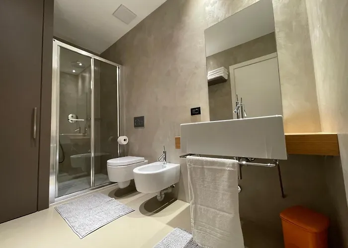 Lovely Loft & Flat דירה מנאג'יו